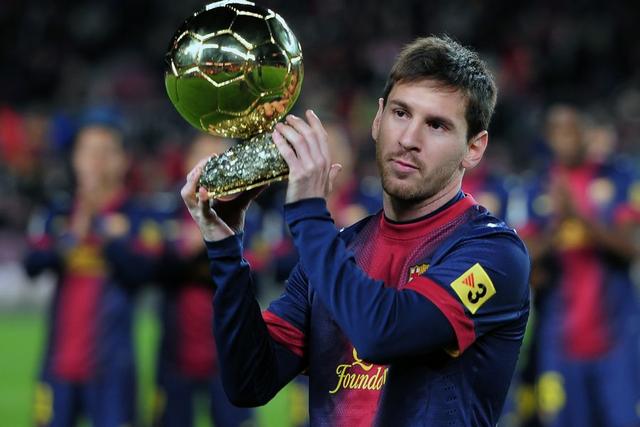 阿图什杯球员进球后跑上看台给母亲献花，后两黄变一红被罚下